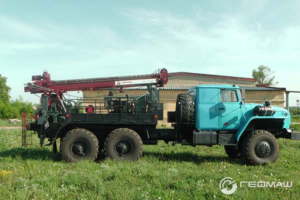 Буровая установка ПБУ-2 на гусеницах в Узбекистане