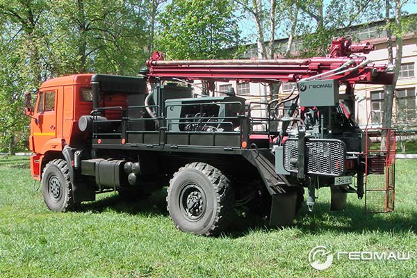 Буровая установка ПБУ-2 на гусеницах в Санкт-Петербурге