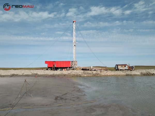 Роторная буровая установка УРБ-25 (гидрогеология)