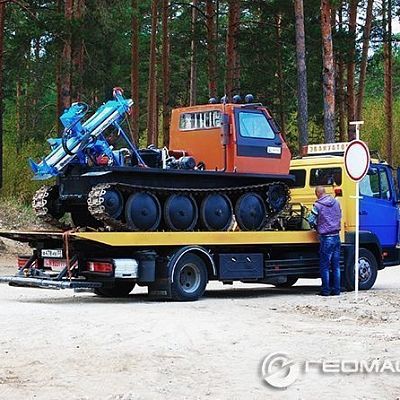 Гусеничная техника ГТМ-0,8 с буровым оборудованием в Узбекистане